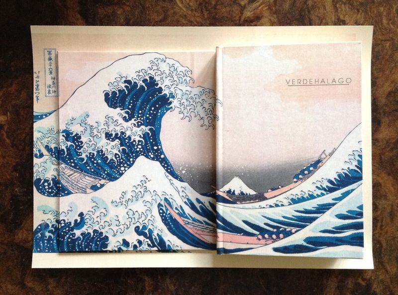 Libreta Verdehalago abierta mostrando portada y contraportada con La gran ola de Kanagawa